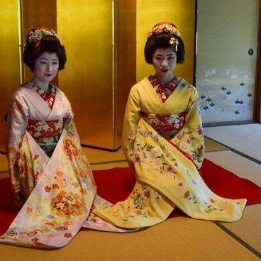 Villa Saito à Niigata, Geigi posant pour la photo