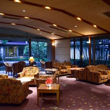 Auberge Yumotoya Onsen Ryokan à Niigata, Salon avec vue sur le jardin