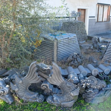 Koyo Seiga (Himeji), Tuiles Ibushi et décorations traditionnelles en céramique