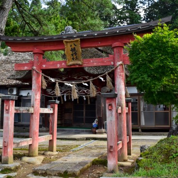 Mont Haguro (Dewa Sanzan), Entrée d'un sanctuaire et sa porte torii