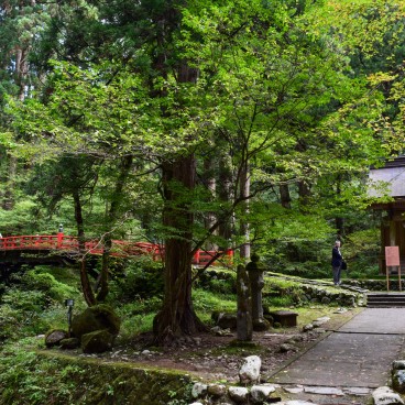 Mont Haguro (Dewa Sanzan), Pont rouge