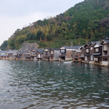 Ine (Kyoto), vue sur le village de pêcheurs au bord de l'eau