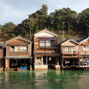 Ine (Kyoto), vue sur les maisons funaya installées sur l'eau au soleil couchant