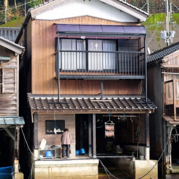 Ine (Kyoto), vue sur la façade d'une maison funaya depuis un bateau