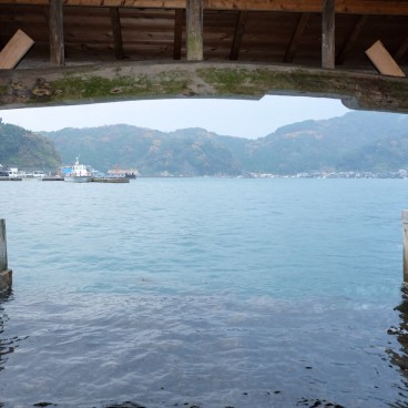 Ine (Kyoto), cale pour les bateaux des maisons funaya installées sur l'eau 2