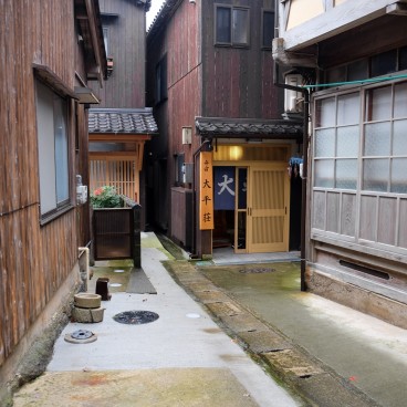 Ine (Kyoto), entrée des maisons côté terre
