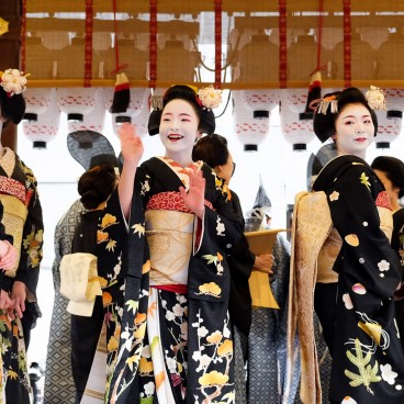 Setsubun, Yasaka-jinja, Geiko saluant des visiteurs 2