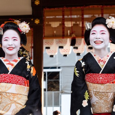 Setsubun, Yasaka-jinja, Geiko saluant des visiteurs