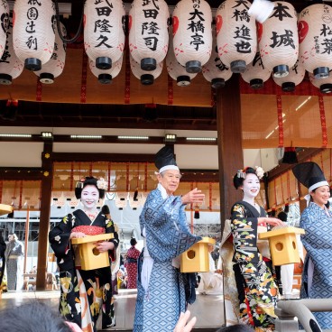 Setsubun, Yasaka-jinja, Prêtres shinto, Geiko et Maiko jetant des haricots