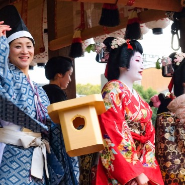 Setsubun, Yasaka-jinja, Prêtres shinto, Geiko et Maiko jetant des haricots 2