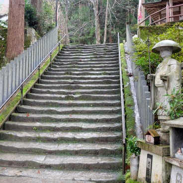 Sanbutsu-ji (Tottori), Grand escalier de pierre