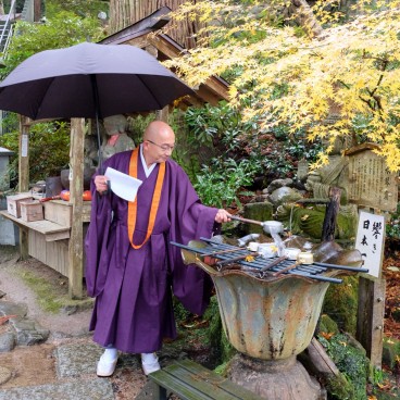 Sanbutsu-ji (Tottori), Moine chargé d'accueillir les visiteurs