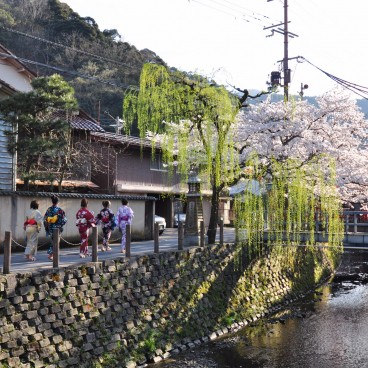 Kinosaki Onsen (Hyogo), Touristes en yukata et geta au printemps