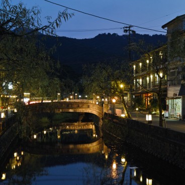 Kinosaki Onsen (Hyogo), Vue nocturne sur la rivière Otani au centre-ville