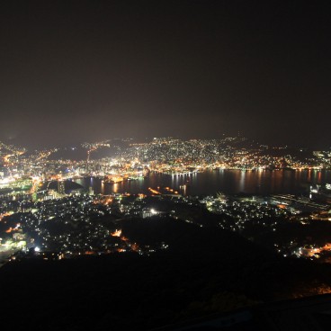 Vue nocturne sur Nagasaki depuis le Mont Inasa