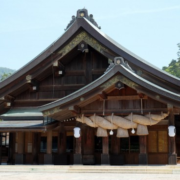 Izumo Taisha (Shimane), édifice de cérémonie Haiden et corde Shimenawa pour le culte de Susanoo