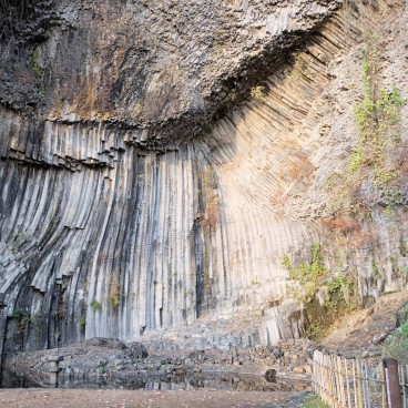 Parc Genbudo (Kinosaki), Colonnes de basalte se reflétant dans un étang