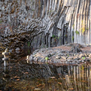 Parc Genbudo (Kinosaki), Colonnes de basalte se reflétant dans un étang 3