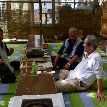 Participants de la cueillette déjeunant à la ferme Shirone Grape Garden à Niigata