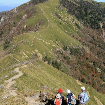 Mont Tsurugi (Shikoku), chemin sur la crète de la montagne