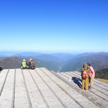 Mont Tsurugi (Shikoku), vue sur les montagnes environnantes
