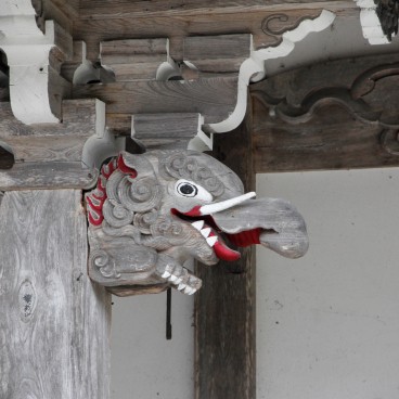 Myozen-ji (Shirakawa-go), détail de la décoration d'un chapiteau