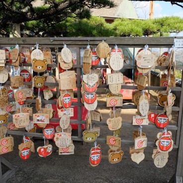 Onomichi, Présentoir à plaquettes votives ema sur le Chemin des temples