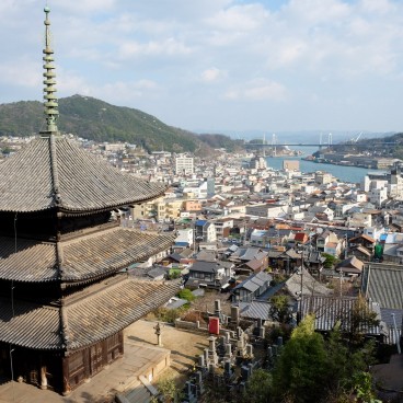 Onomichi (Hiroshima), pagode Tenneiji sur le Chemin des temples et vue aérienne sur la mer intérieure de Seto