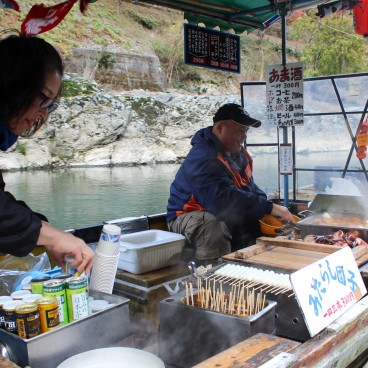 Hozugawa kudari (Kameoka), bateau de restauration avec stand Yatai