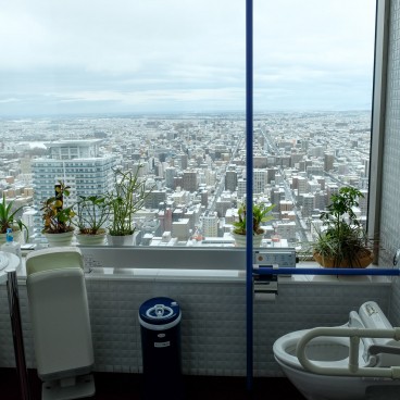 JR Tower T38 à Sapporo, Vue sur la ville depuis les toilettes accessibles