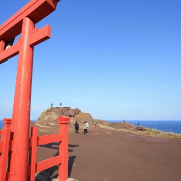 Motonosumi Inari Jinja (Chugoku), Début du tunnel de torii et promontoire avec vue sur la mer