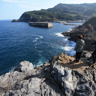 Motonosumi Inari Jinja (Chugoku), Vue sur le port de Tsuo depuis les falaises