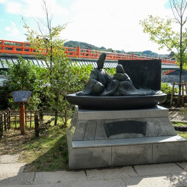 Monument illustrant le Dit du Genji et pont sur la rivière Uji