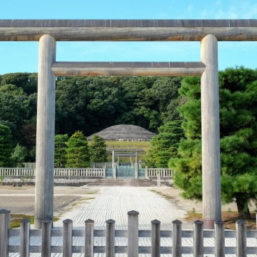Parc du château de Fushimi-Momoyama (Kyoto), tombeau de l’empereur Meiji