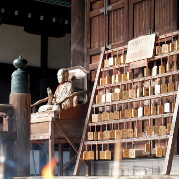 Mimuroto-ji, Statue de Bouddha et plaques votives ema