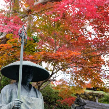 Yoshimine-dera à Kyoto, statue et beaux érables en automne