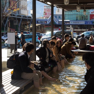 Atami, Visiteurs profitant d'un bain de pieds ashiyu