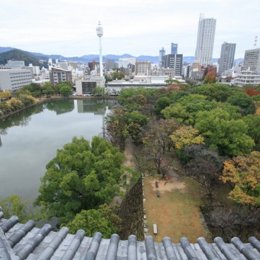 Château d'Hiroshima, Vue sur le parc et la ville