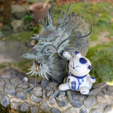 Chikubushima (Lac Biwa), Dragon de fontaine et Manekineko