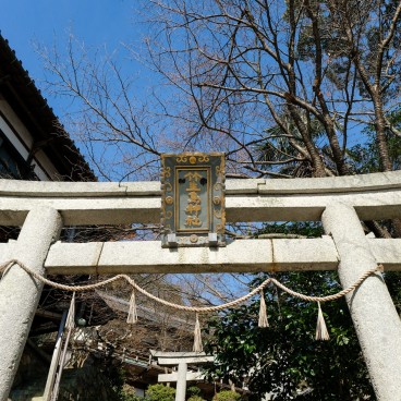 Chikubushima (Lac Biwa), Porte torii en pierre à l'entrée du sanctuaire Chikubushima