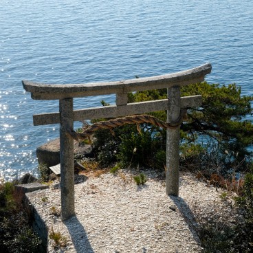 Chikubushima (Lac Biwa), Torii de la tradition du "jet de vaisselle"