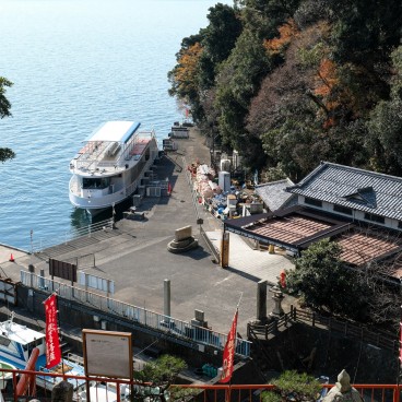 Chikubushima (Lac Biwa), Vue sur la jetée et le bateau de croisière
