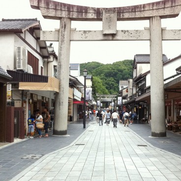 Dazaifu (Kyushu), avenue Dazaifu Monzen-machi et porte Torii du sanctuaire Tenman-gu 