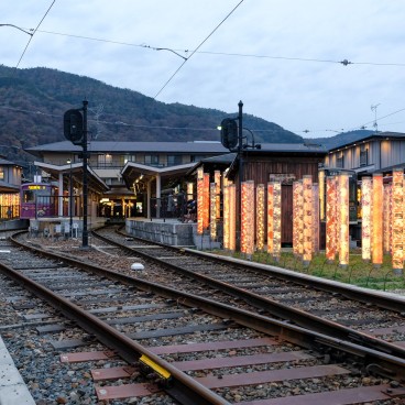 Forêt de kimono (Arashiyama Randen), vue de la gare en soirée 2