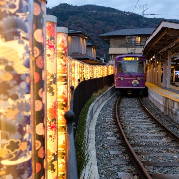 Forêt de kimono (Arashiyama Randen), vue de la gare en soirée