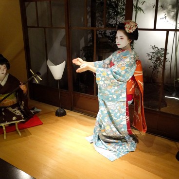Geiko et Maiko en cérémonie privée à Kyoto