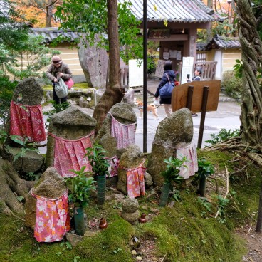 Statuettes bouddhiques au temple Gio-ji (Arashiyama, Kyoto)