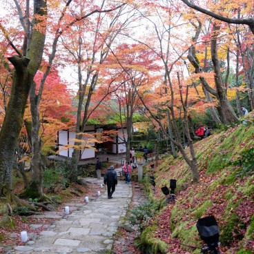Descente pavée Sueyoshi au Jojakko-ji