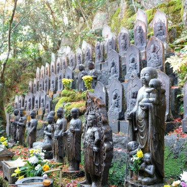 Statues bouddhistes au Mitaki-dera à Hiroshima