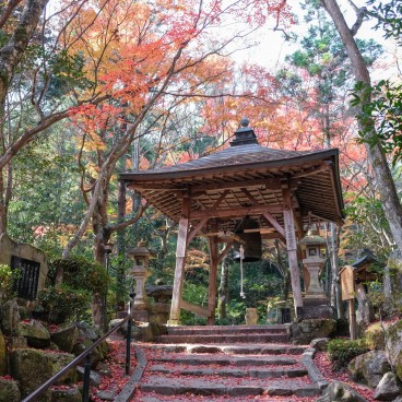 Cloche sous pavillon au Mitaki-dera à Hiroshima